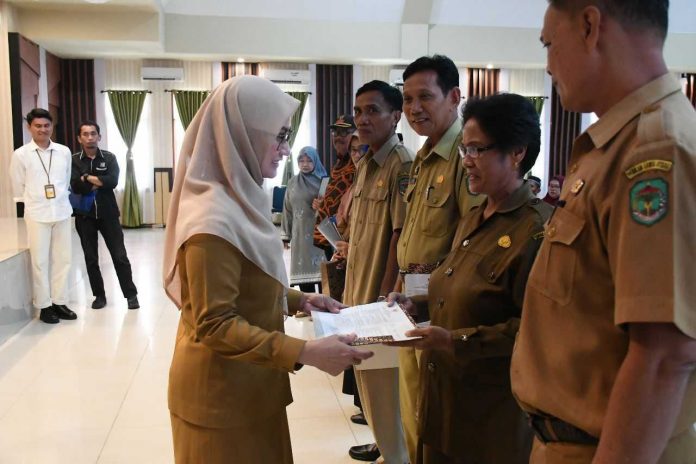 Serahkan SK Pensiun 33 PNS Indah Putri Terima Kasih Untuk Dedikasinya